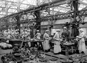 Donne che lavorano in una fabbrica